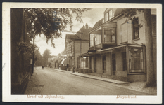 17622 Gezicht in de Dorpsstraat te Rijsenburg, met rechts Hotel Jans.N.B. Op 16 februari 1932 is de straatnaam ...